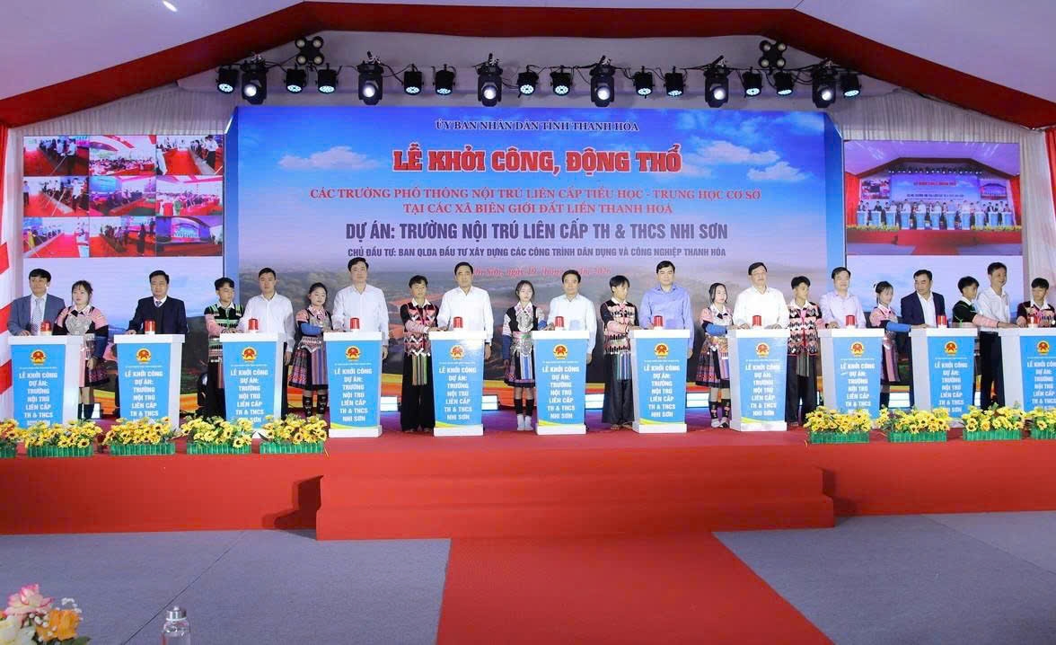 Các đại biểu và đại diện học sinh Trường nội trú liên cấp TH&THCS Nhi Sơn ấn nút khởi công trường học