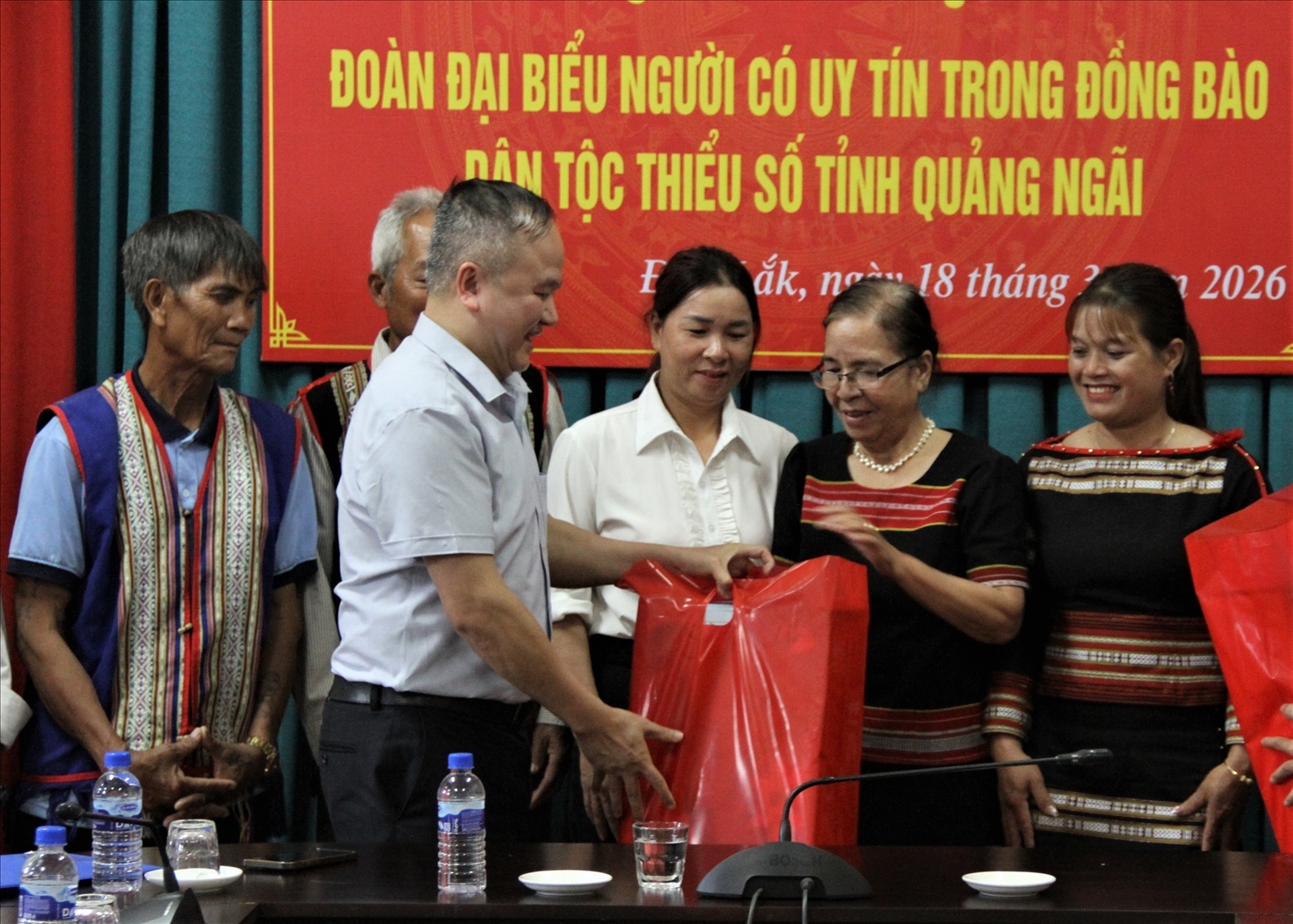 Thừa ủy quyền của lãnh đạo Bộ Dân tộc và Tôn giáo, lãnh đạo Vụ Tuyên truyền công tác dân tộc, tôn giáo Lò Quang Tú trao quà cho Người có uy tín