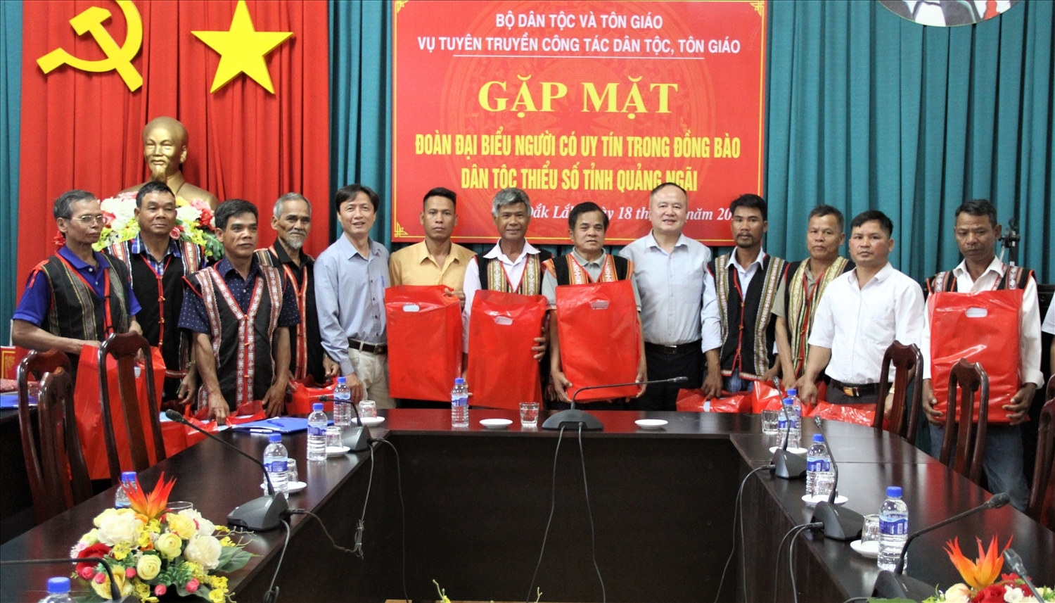 Người có uy tín vui mừng nhận quà của Bộ Dân tộc và Tôn giáo