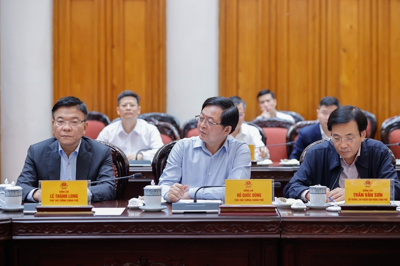 Phó Thủ tướng Lê Thành Long, Phó Thủ tướng Hồ Quốc Dũng, Bộ trưởng, Chủ nhiệm Văn phòng Chính phủ Trần Văn Sơn dự cuộc họp - Ảnh: VGP/Nhật Bắc