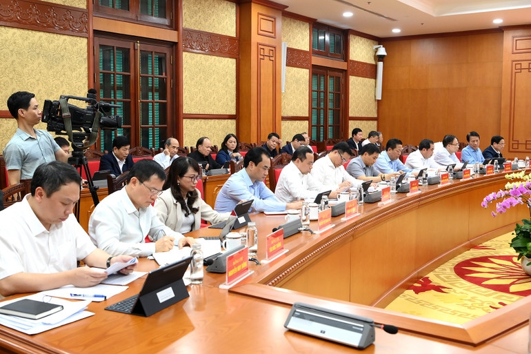 Các đồng chí lãnh đạo và các đại biểu tham dự phiên họp. (Ảnh: ĐĂNG KHOA) 