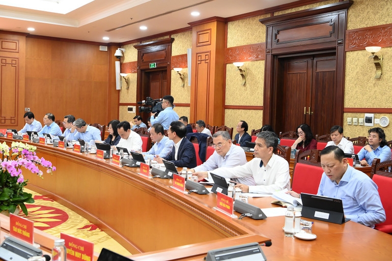 Các đồng chí lãnh đạo và các đại biểu tham dự phiên họp. (Ảnh: ĐĂNG KHOA) 