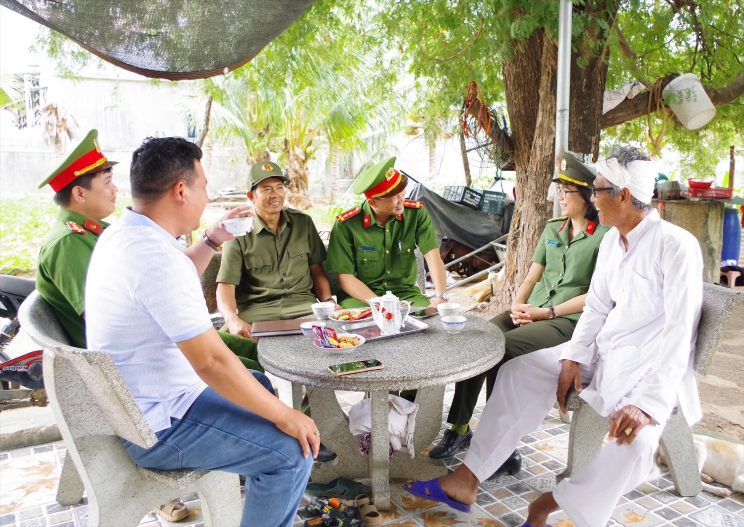 Người có uy tín trong đồng bào Chăm đã và đang có nhiều đóng góp rất quan trọng trong công tác giữ gìn an ninh trật tự ở cơ sở (Ảnh TL)