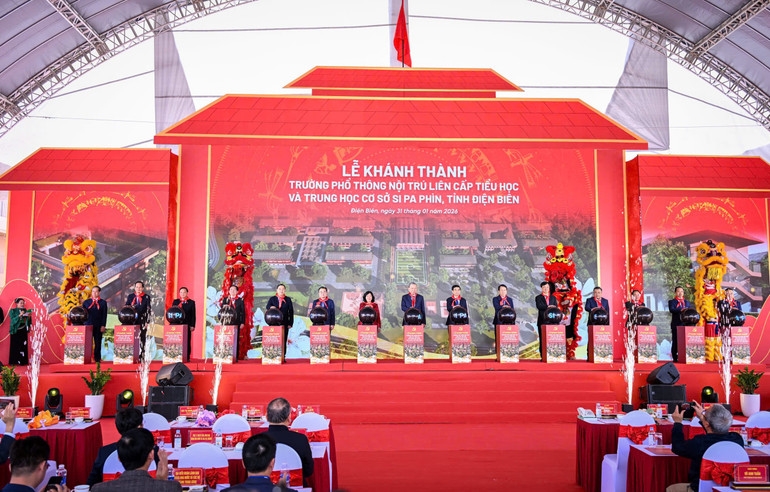 Tổng Bí thư Tô Lâm, các đồng chí lãnh đạo Đảng, Nhà nước và các cháu học sinh tại Lễ khánh thành Trường phổ thông nội trú liên cấp tiểu học và trung học cơ sở xã Si Pa Phìn, tỉnh Điện Biên ngày 31/01/2026. (Ảnh: Thành Đạt)