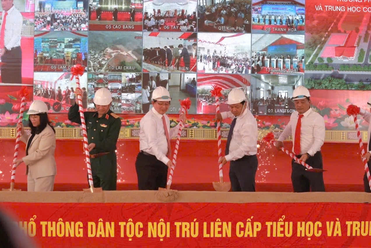 Phó Thủ tướng Chính phủ Hồ Quốc Dũng cùng các đại biểu thực hiện nghi thức khởi công xây dựng Trường Phổ thông nội trú liên cấp tiểu học và trung học cơ sở Ea Bung, xã Ea Bung (Ảnh: Lê Hường).