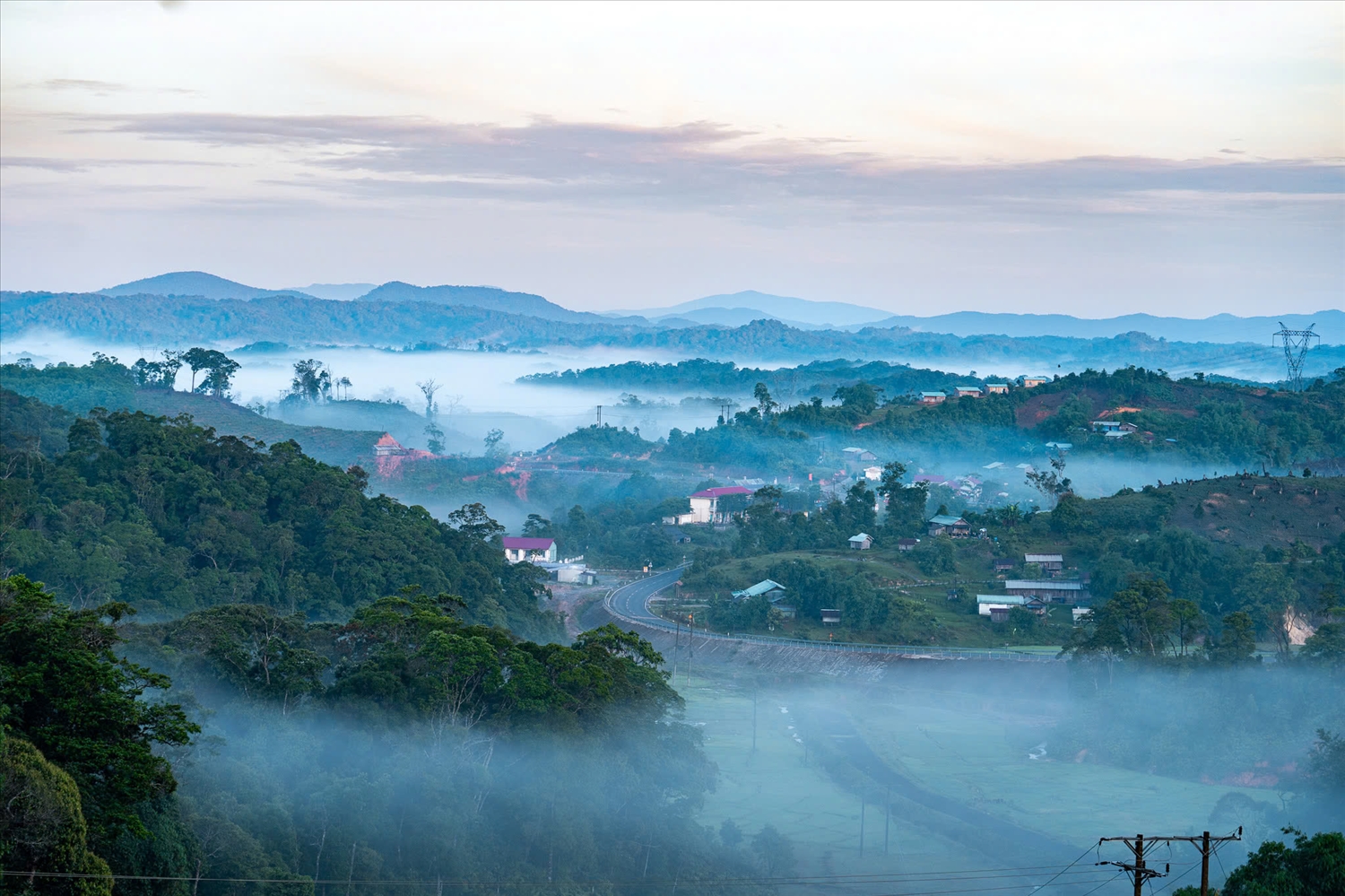 Những ngôi làng của đồng bào DTTS ở xã Kon Plông ẩn hiện dưới mây ngàn, mang vẻ đẹp hoang sơ và kỳ vĩ