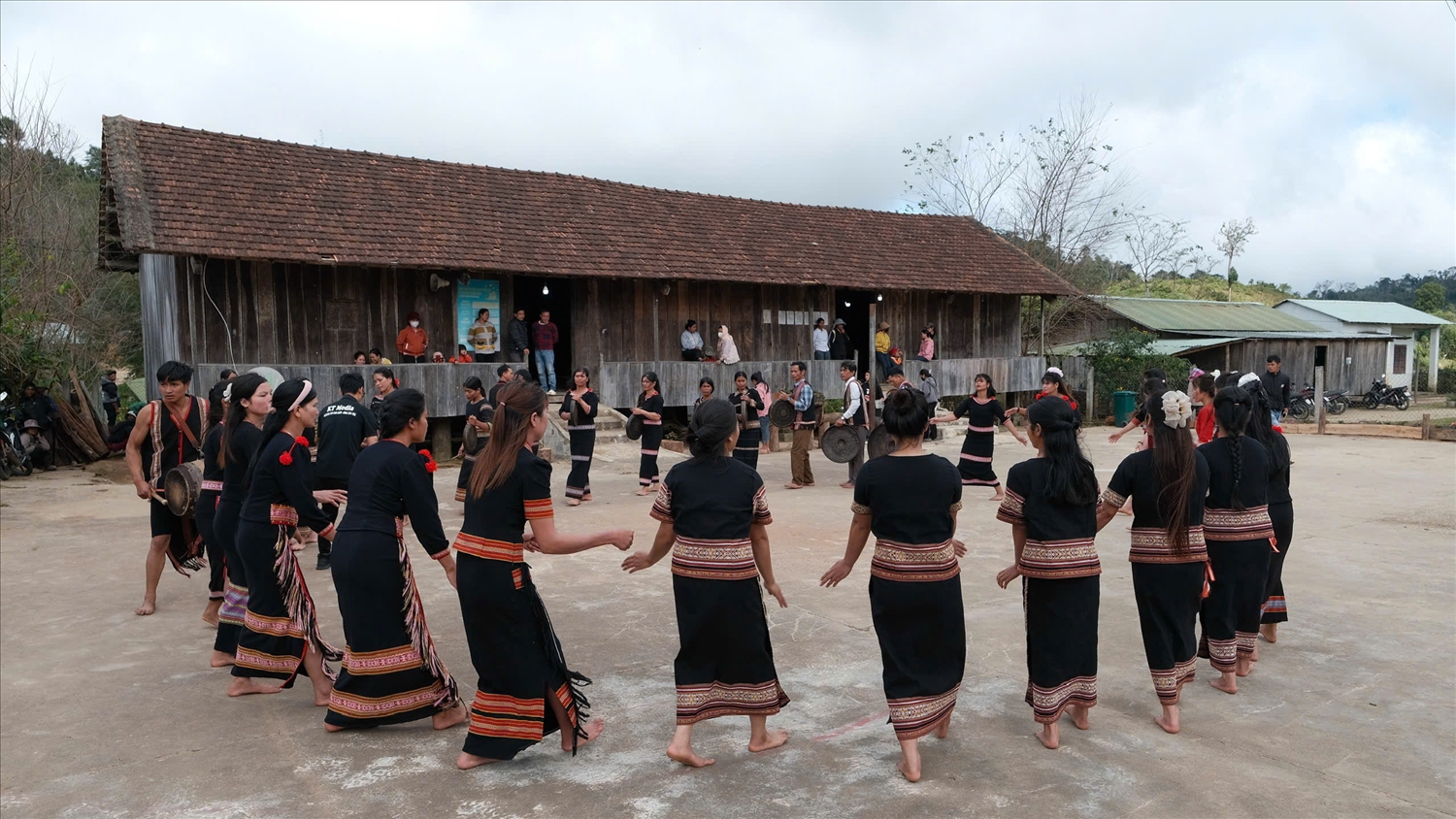 Đội cồng chiêng, múa xoang thôn Kon Plông phục vụ du khách đến thăm quan