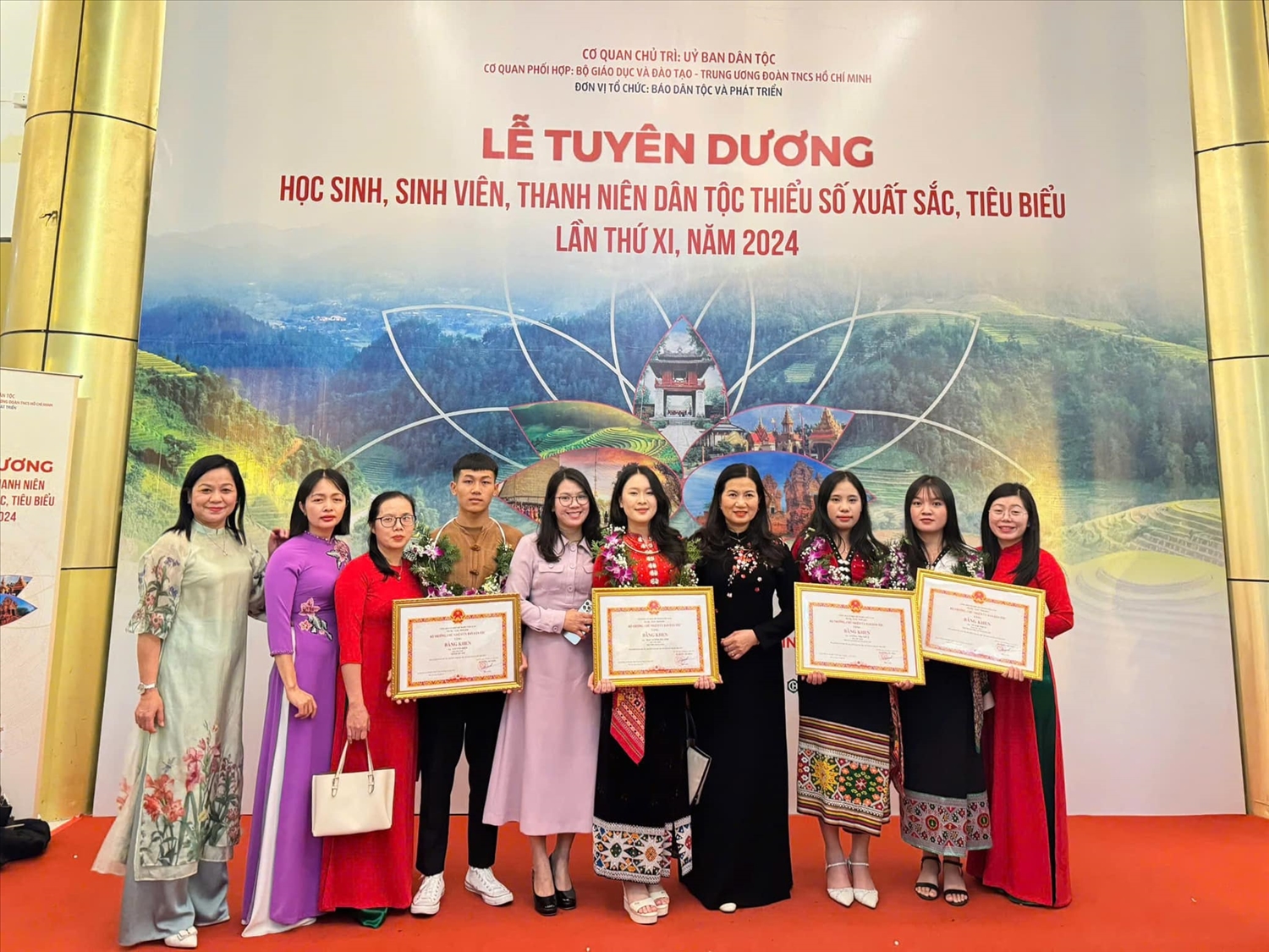 Hà Anh (mặc áo đỏ đứng giữa) tại Lễ Tuyên dương học sinh, sinh viên, thanh niên DTTS xuất sắc, tiêu biểu năm 2024