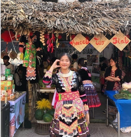 Em Xồng Y Mái Lỳ, dân tộc Mông, học sinh Trường PTTH Dân tộc Nội trú Nghệ An