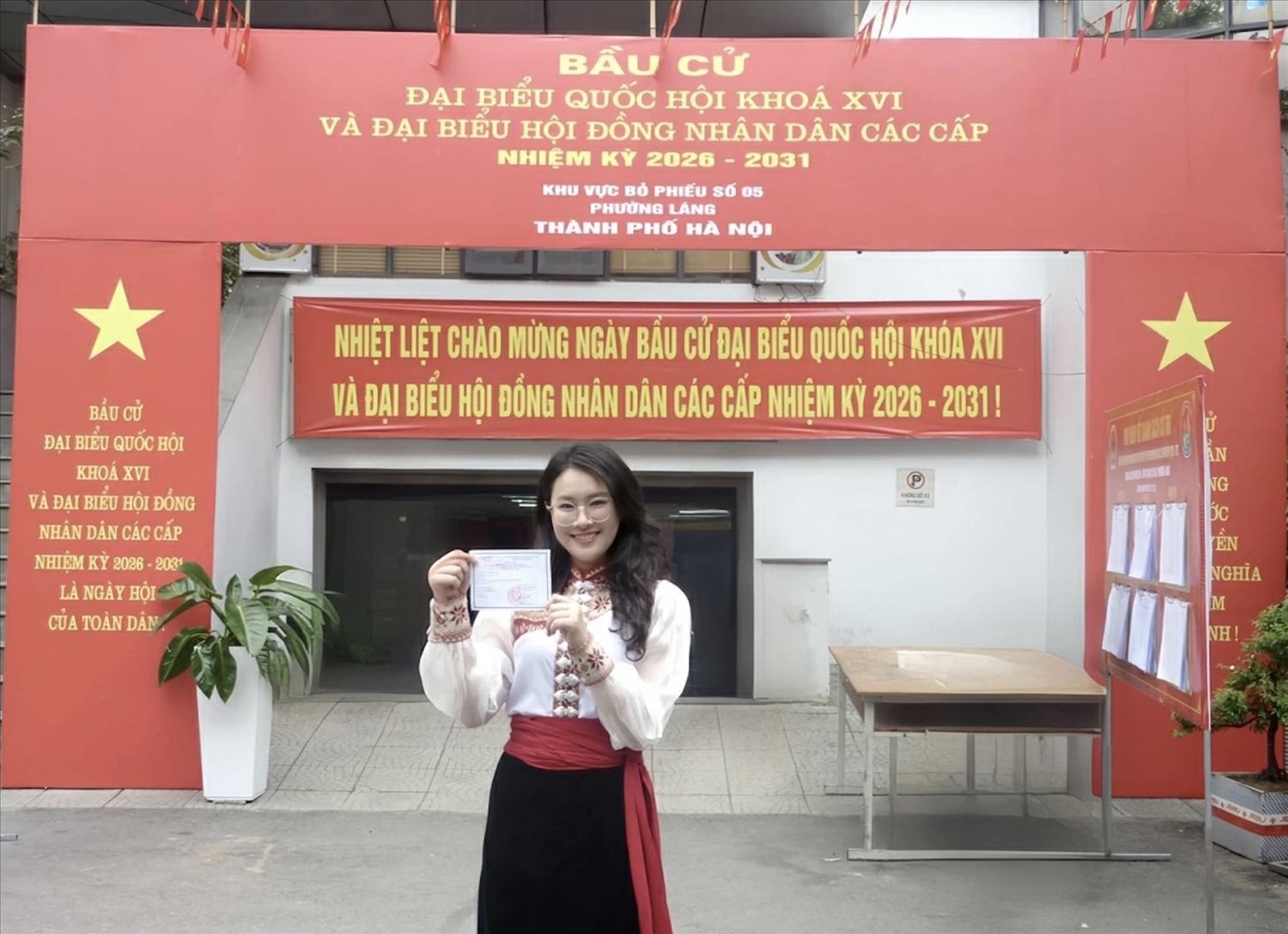 Là một cử tri trẻ lần đầu cầm trên tay lá phiếu bầu cử Quốc hội và đại biểu HĐND các cấp, Mạc Lương Hà Anh, sinh viên dân tộc thiểu số tiêu biểu toàn quốc, không thể giấu nổi niềm tự hào cùng những kỳ vọng lớn lao vào một Quốc hội khoá mới đại diện cho ý chí và nguyện vọng của nhân dân.