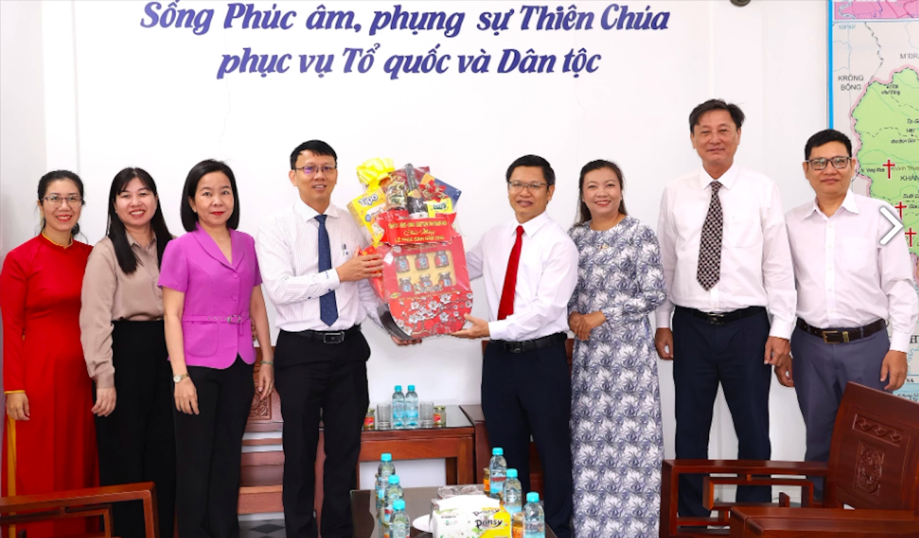 Ông Nguyễn Thanh Hà, Phó Chủ tịch UBND tỉnh Khánh Hòa (thứ 4 từ trái sang) chúc mừng Ban Đại diện Hội thánh Tin Lành Việt Nam (miền Nam) tỉnh Khánh Hòa. (Ảnh: M.P)