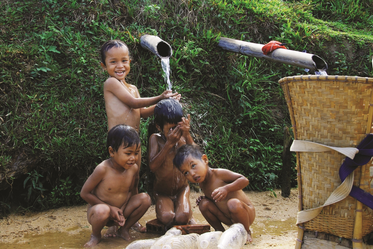 Nước giọt cũng là nơi để những đứa trẻ thích thú tắm mát mỗi chiều