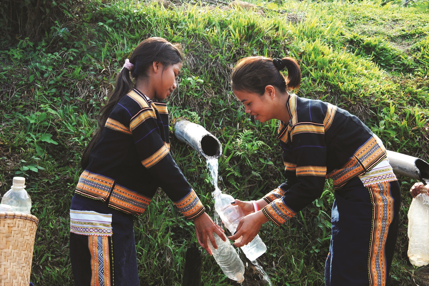 Mỗi khi chiều về, các thiếu nữ Ba Na lại ra giọt lấy nước mang về nhà