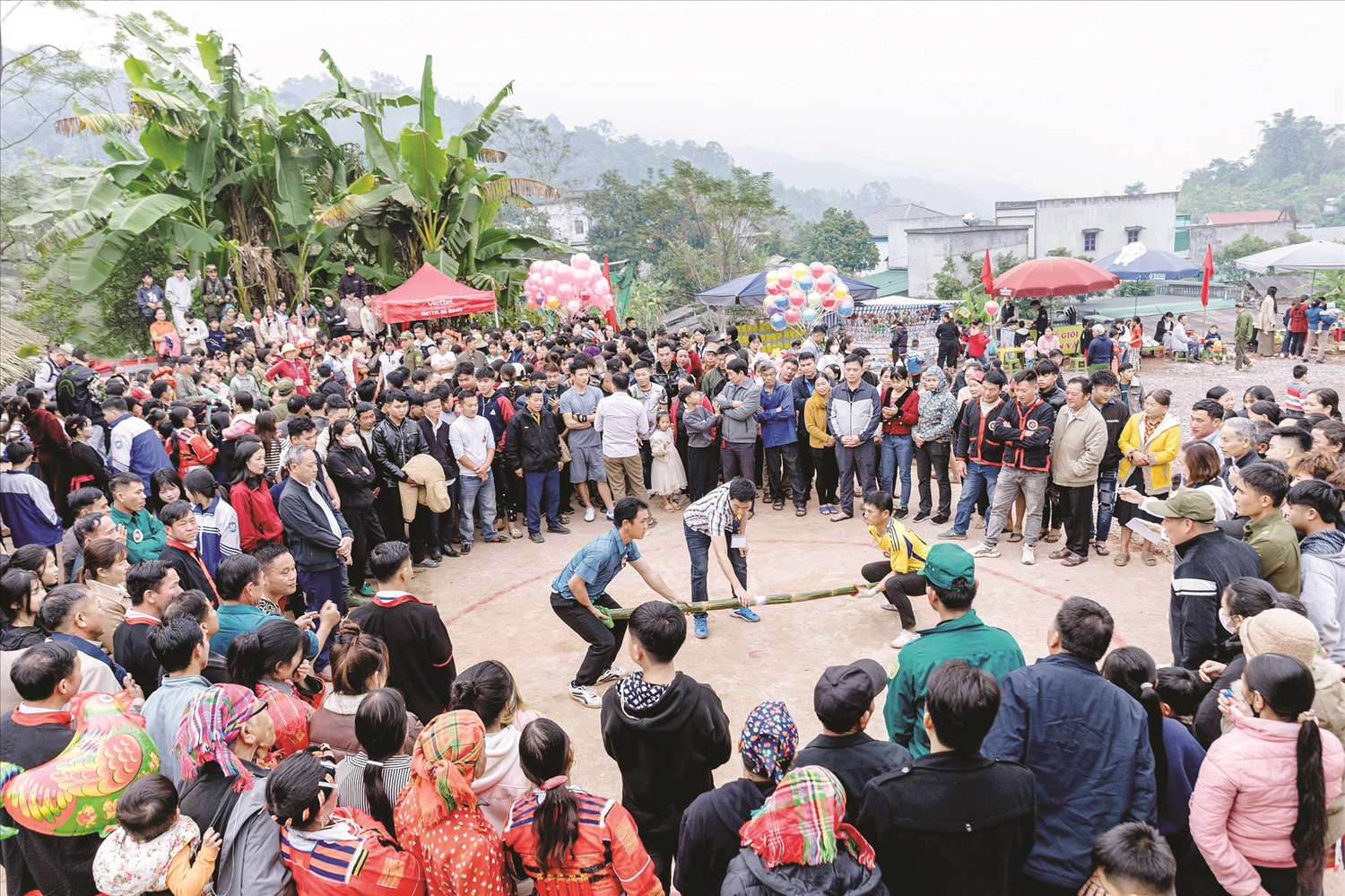 Đồng bào Pà Thẻn tham gia các hoạt động vui chơi trong không khí lễ hội