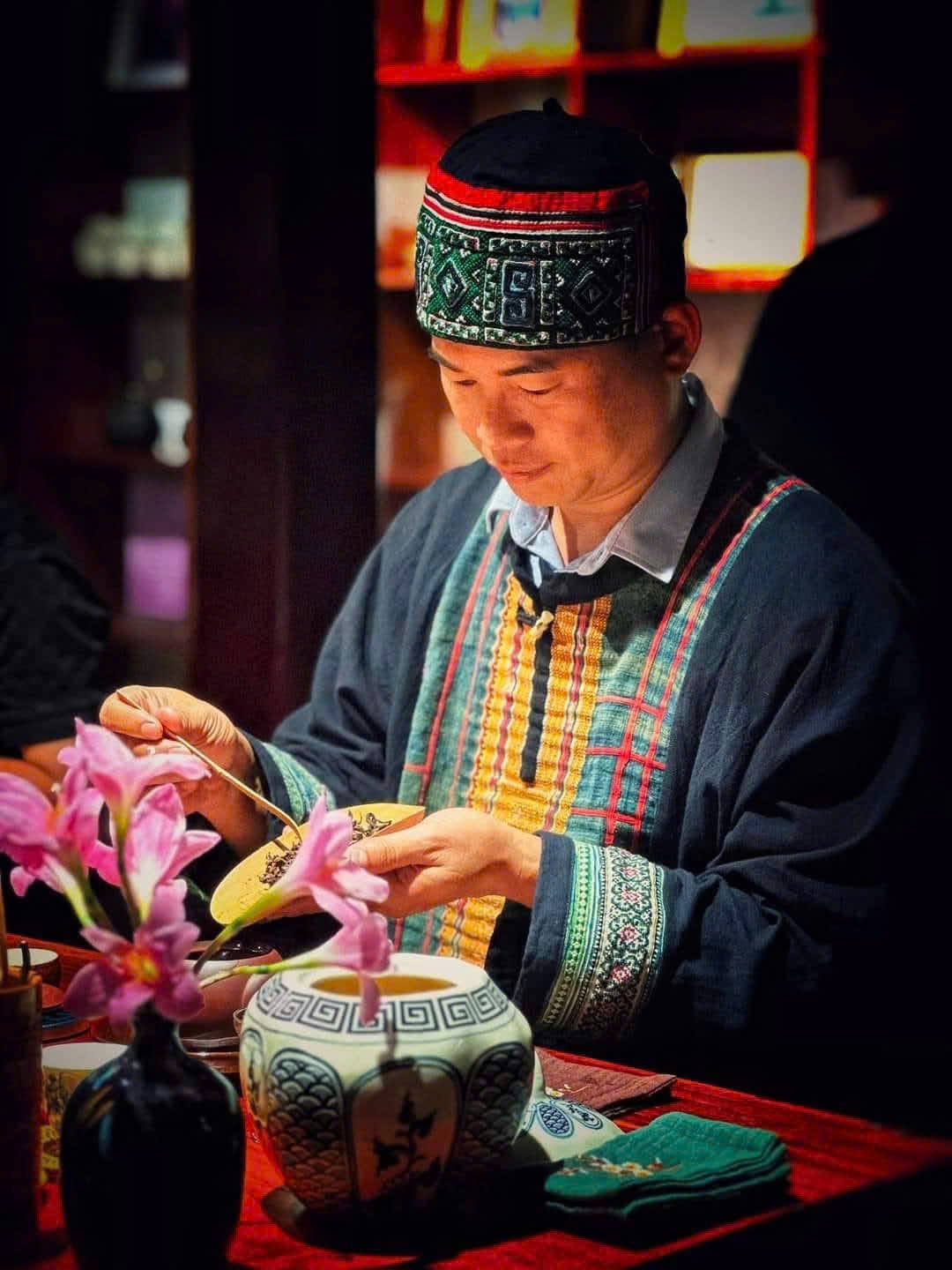 Anh A Việt kiểm tra chất lượng chè Shan tuyết vùng cao Văn Chấn - Lào Cai xuất đi Pháp