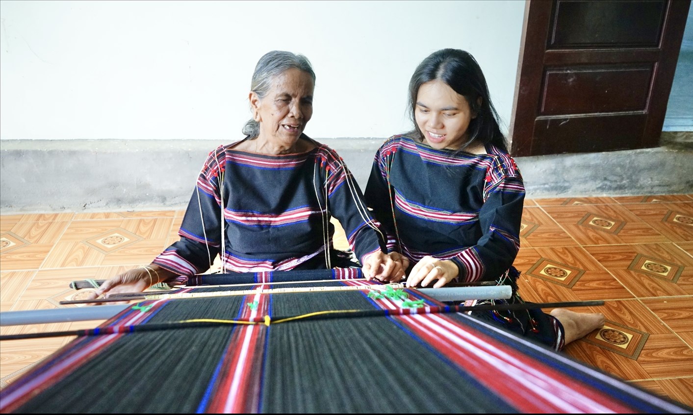 Nữ già làng, Người có uy tín Siu H’Phyin luôn tích cực đi đầu trong việc tuyên truyền, vận động người dân chấp hành các quy định về biên giới, giữ gìn bản sắc văn hoá truyền thống