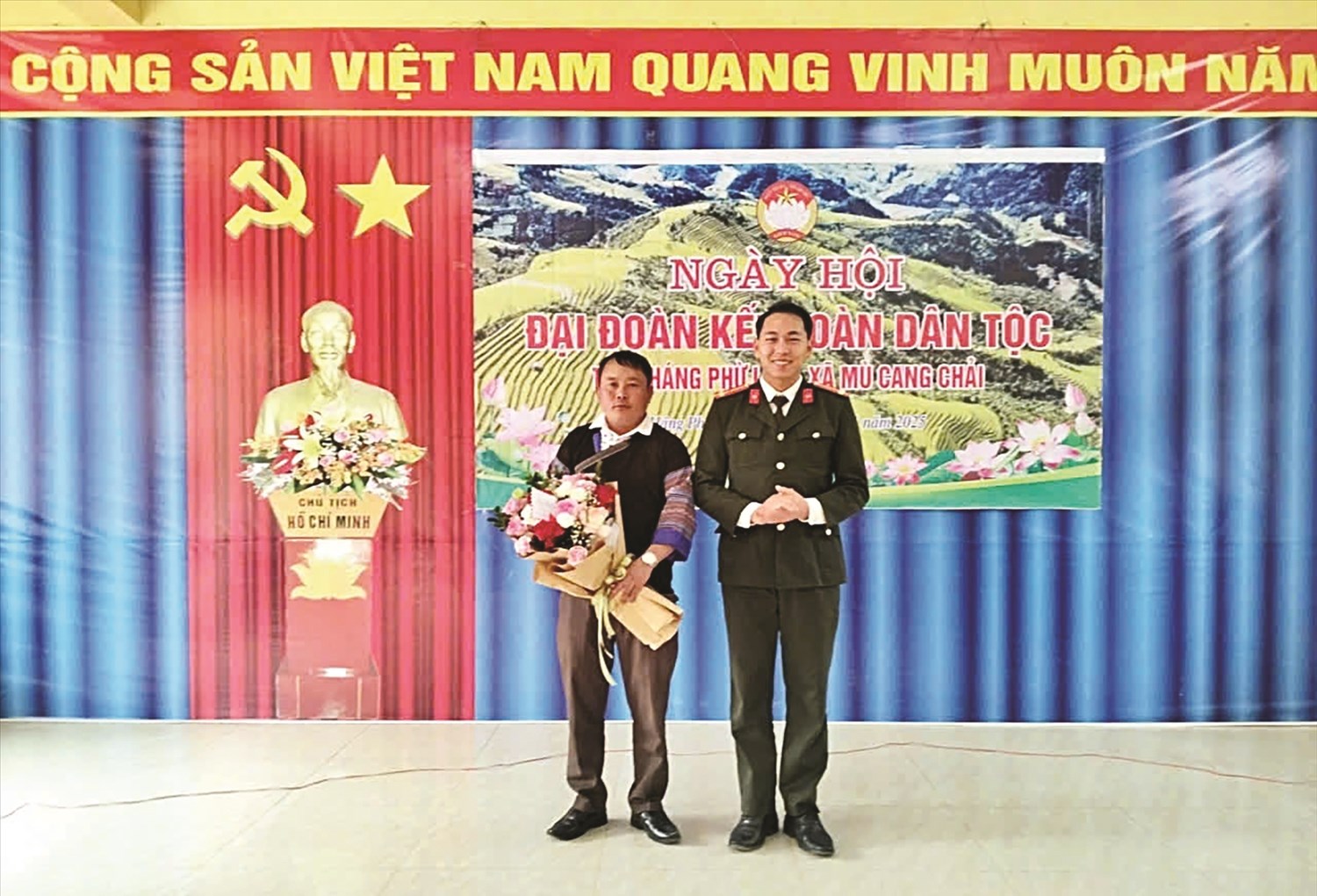 Bí thư Chi bộ Mùa A Chống (bên trái) được biểu dương tại Ngày hội Đại đoàn kết toàn dân tộc năm 2025, thôn Háng Phừ Loa, xã Mù Cang Chải, tỉnh Lào Cai