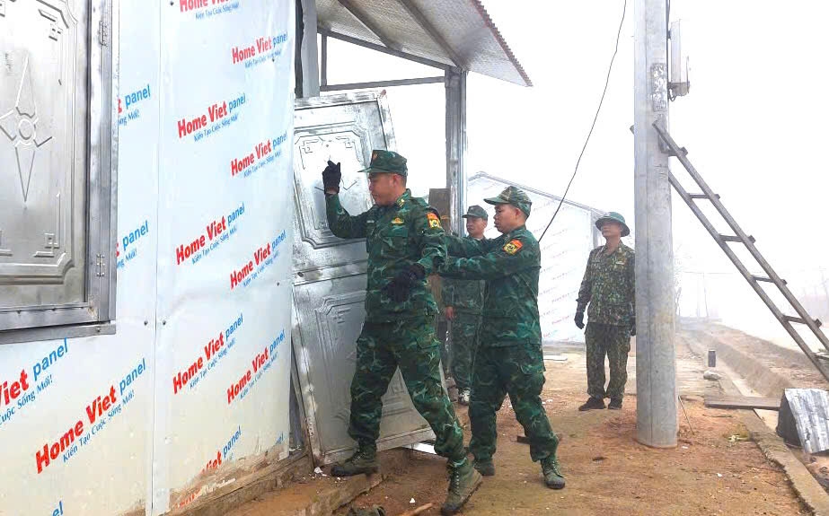 Cán bộ chiến sĩ Đồn Biên phòng Pa Ủ giúp dân khắc phục hậu quả sau thiên tai.