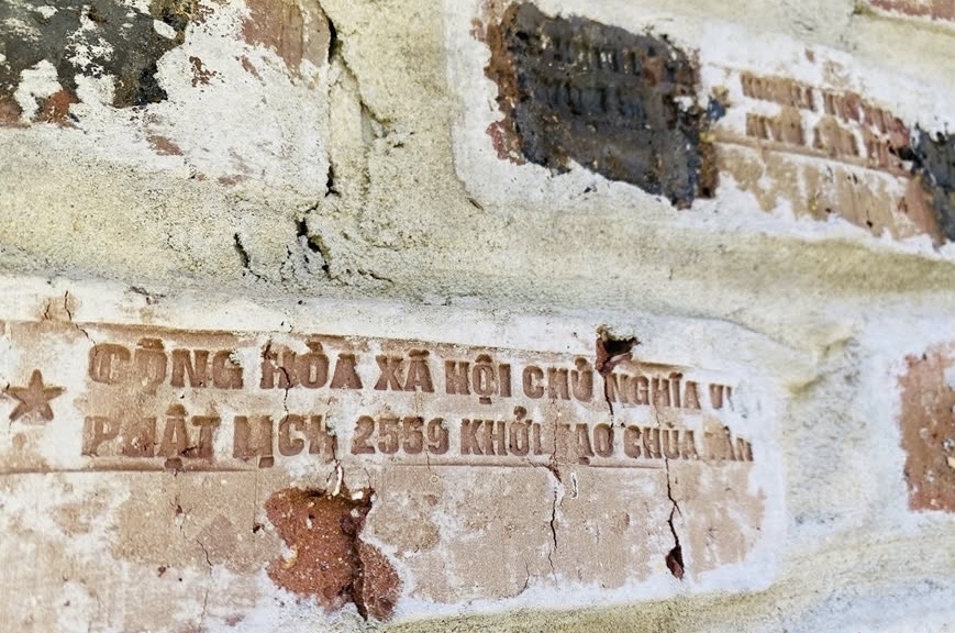 Điểm đặc biệt của chùa nằm ở từng viên gạch xây dựng đều in dòng chữ “Nước Cộng hòa xã hội chủ nghĩa Việt Nam”