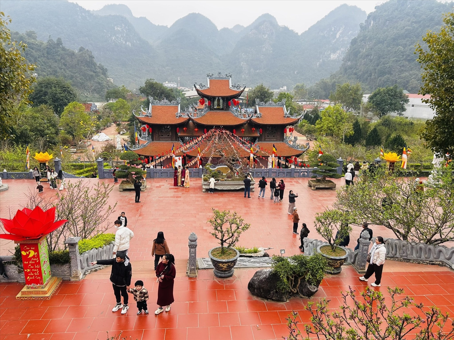 Không gian kiến trúc hài hòa, trang nghiêm, tạo cảm giác thanh tịnh cho du khách 