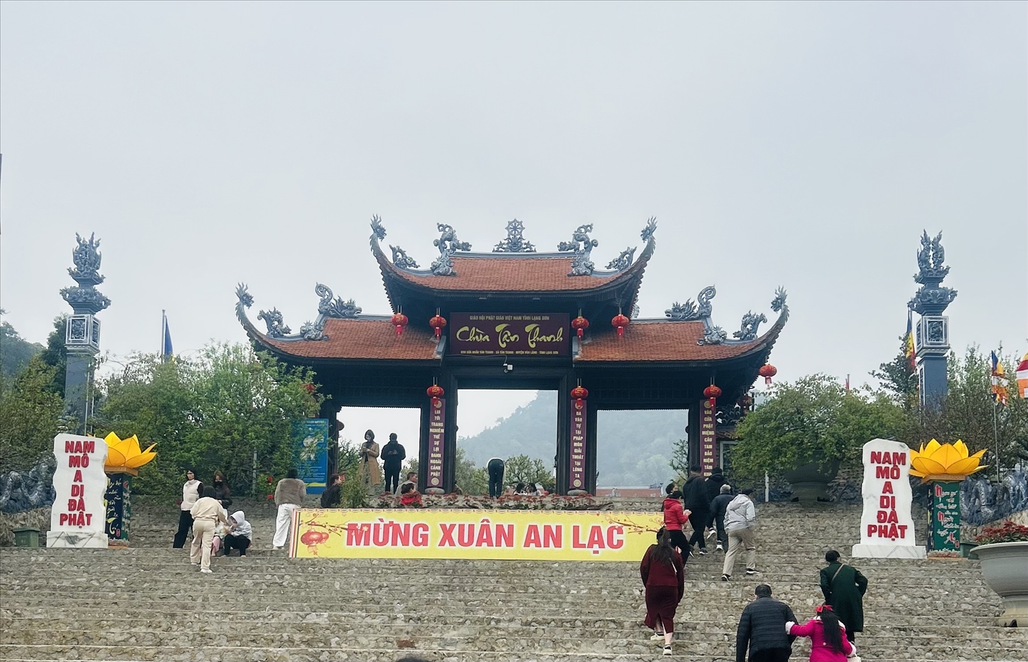 Chùa Tân Thanh tọa lạc tại khu vực cửa khẩu Tân Thanh, thuộc xã Hoàng Văn Thụ, tỉnh Lạng Sơn