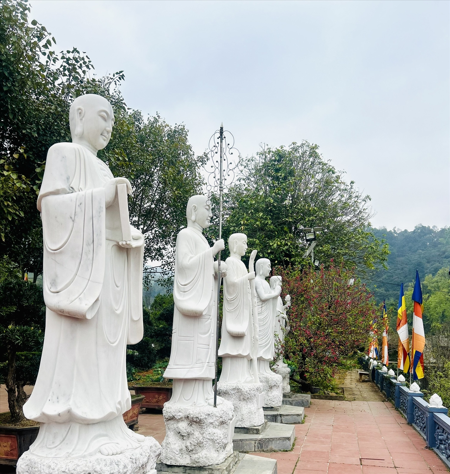 Hàng tượng Đại đệ tử của Đức phật Thích Ca bằng đá trắng Ngũ Hành Sơn, mỗi vị là hiện thân của các đức tính và đạo hạnh từ bi của Phật