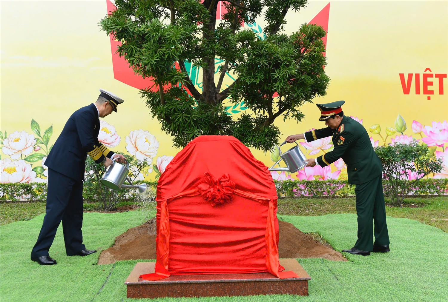 Hai Bộ trưởng Quốc phòng Việt Nam - Trung Quốc trồng cây hữu nghị biên giới trong khuôn viên Cửa khẩu Quốc tế Móng Cái