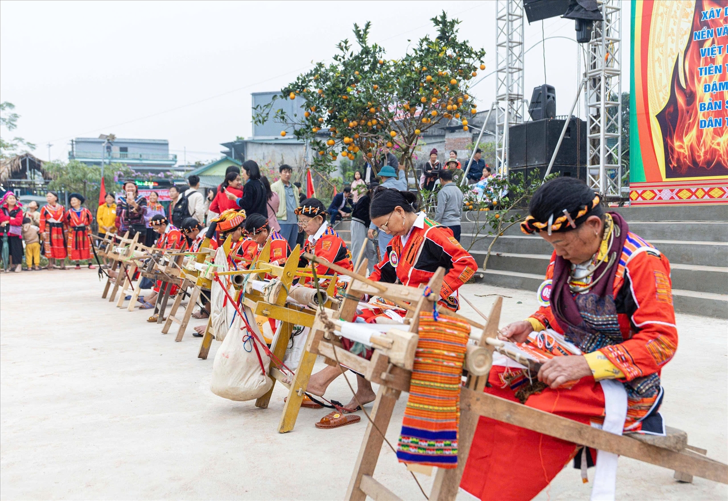 Bên khung cửi, phụ nữ Pà Thẻn dệt từng đường chỉ cho trang phục truyền thống, chuẩn bị cho Lễ hội Nhảy lửa
