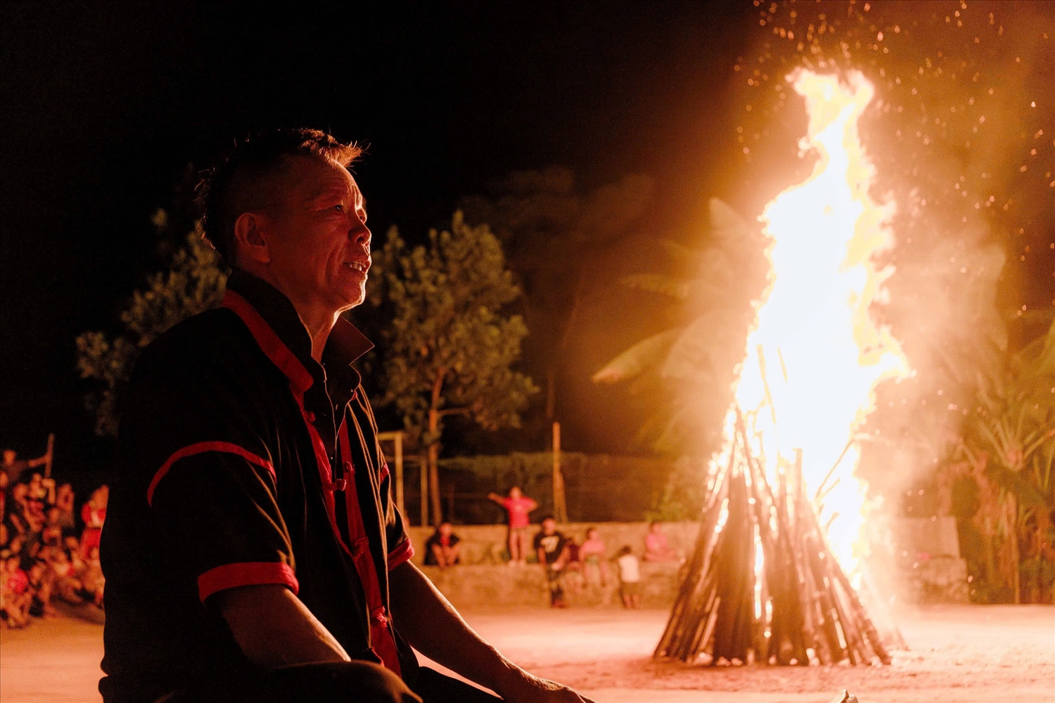 Thầy cúng Phù Minh Thành thực hiện nghi lễ trong Lễ hội Nhảy lửa của người Pà Thẻn tại thôn My Bắc