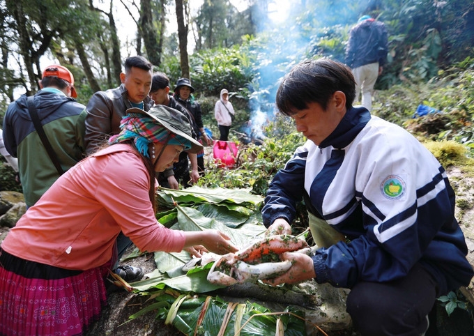 Khi dừng chân giữa cung đường, du khách sẽ được thưởng thức những món ăn do người dân bản địa chế biến với đủ hương vị đặc trưng của Tây Bắc. Ảnh: Quý Trung