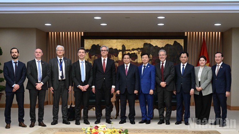 Thủ tướng Phạm Minh Chính và các thành viên Đoàn thanh tra của EC. (Ảnh: TRẦN HẢI)