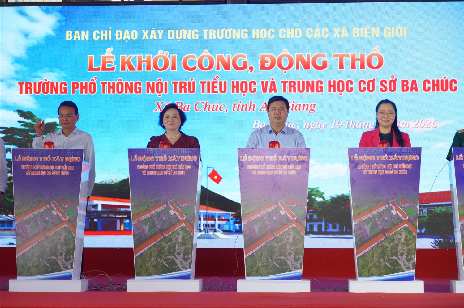 Phó Thủ tướng Chính phủ Phạm Thị Thanh Trà cùng các đại biểu thực hiện nghi thức khởi công trường Phổ thông nội trú Tiểu học và THCS Ba Chúc, tỉnh An Giang (Ảnh: Tào Đạt)