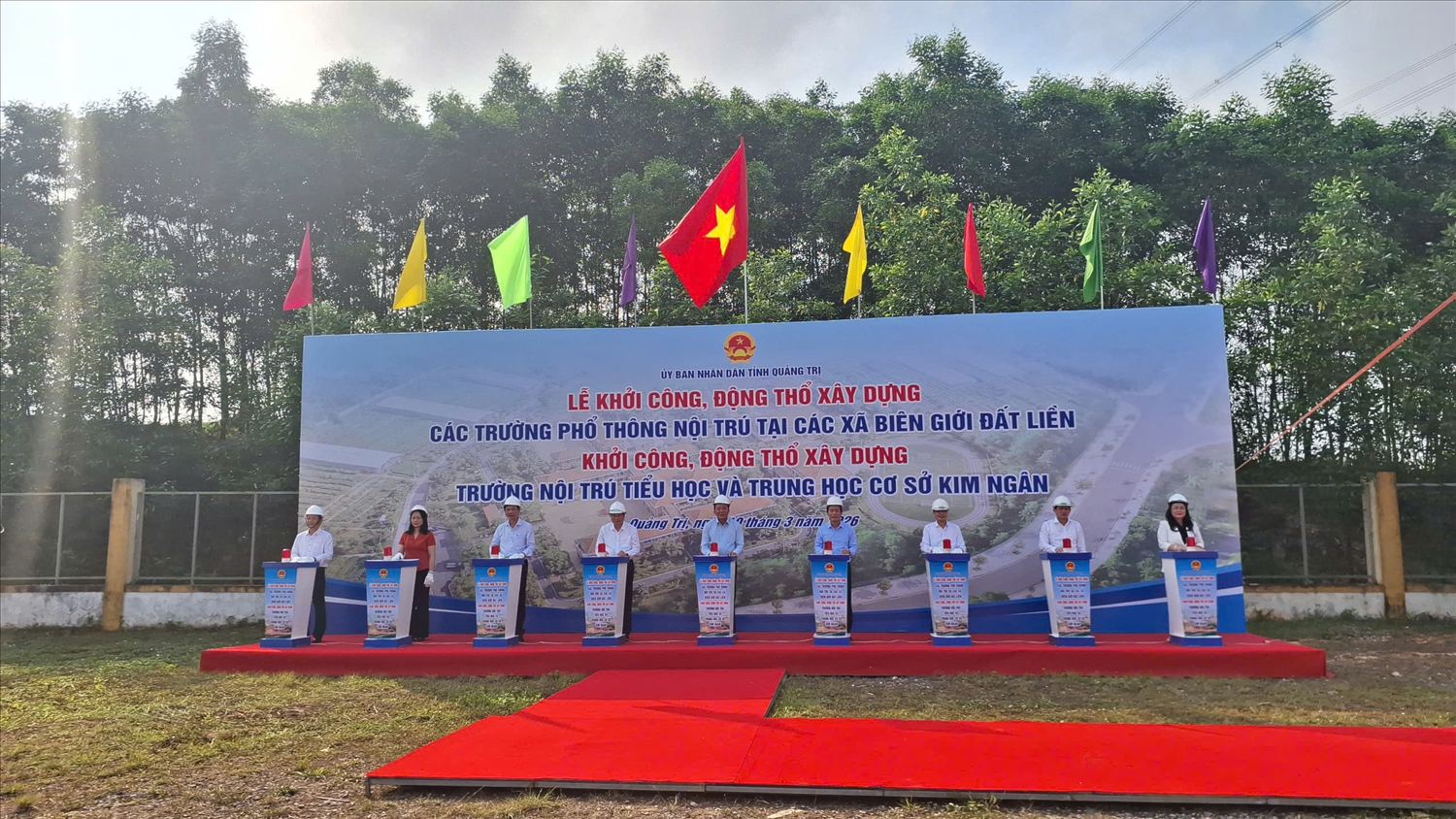 Các đại biểu thực hiện nghi thức khởi công Trường Nội trú TH và THCS Kim Ngân, xã Kim Ngân, tỉnh Quảng Trị (Ảnh: Phạm Tiến).