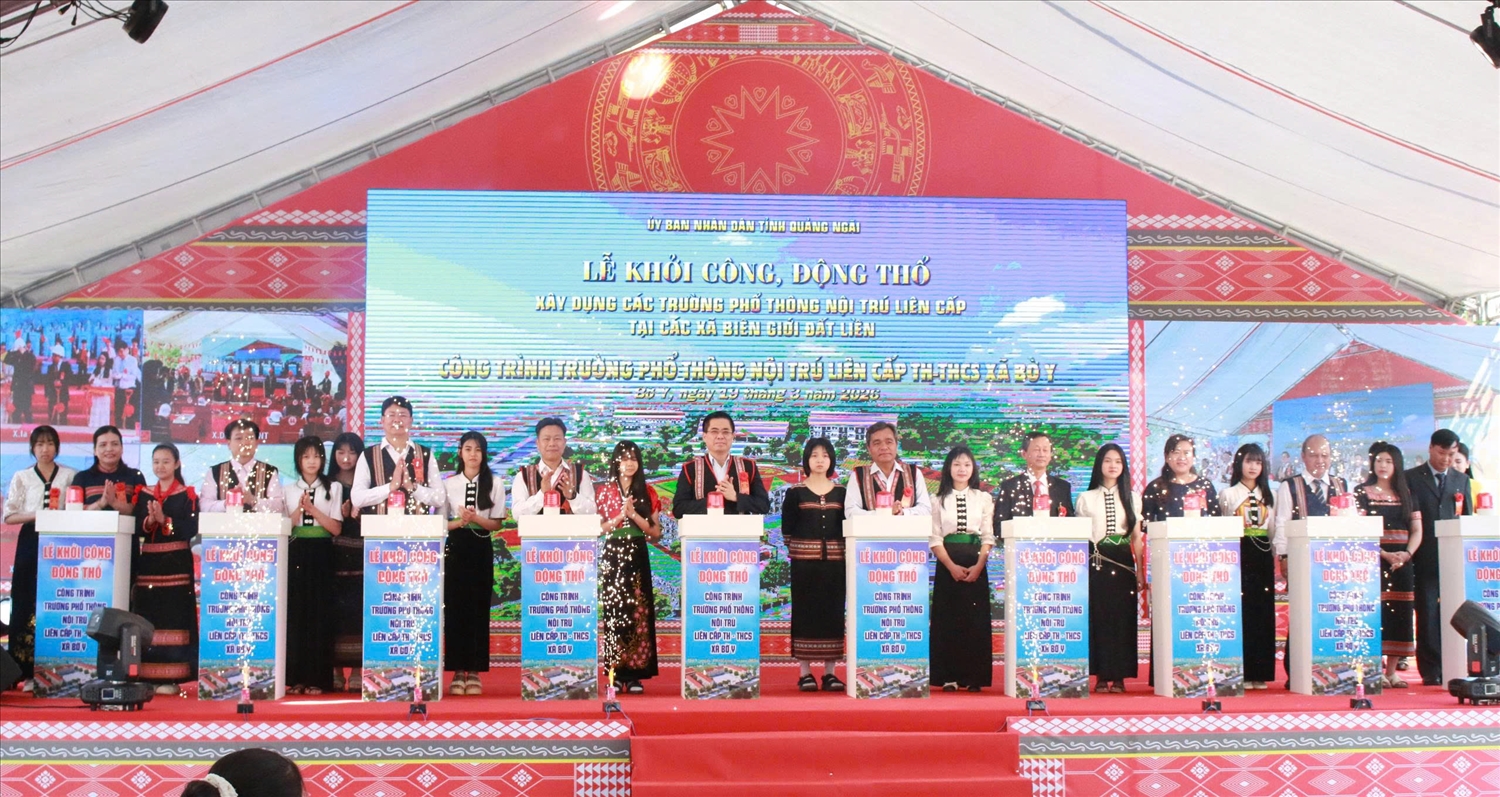 Các đại biểu thực hiện nghi thức khởi công xây dựng Trường Phổ thông nội trú liên cấp Tiểu học - Trung học cơ sở xã Bờ Y, tỉnh Quảng Ngãi (Ảnh Ngọc Chí).