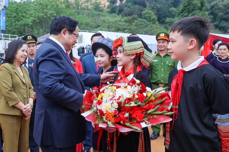 Các em học sinh tại điểm cầu trường phổ thông nội trú tiểu học và trung học cơ sở Đồng Đăng, xã Đồng Đăng, tỉnh Lạng Sơn tặng hoa chào mừng Thủ tướng Chính phủ Phạm Minh Chính - Ảnh: VGP/Nhật Bắc