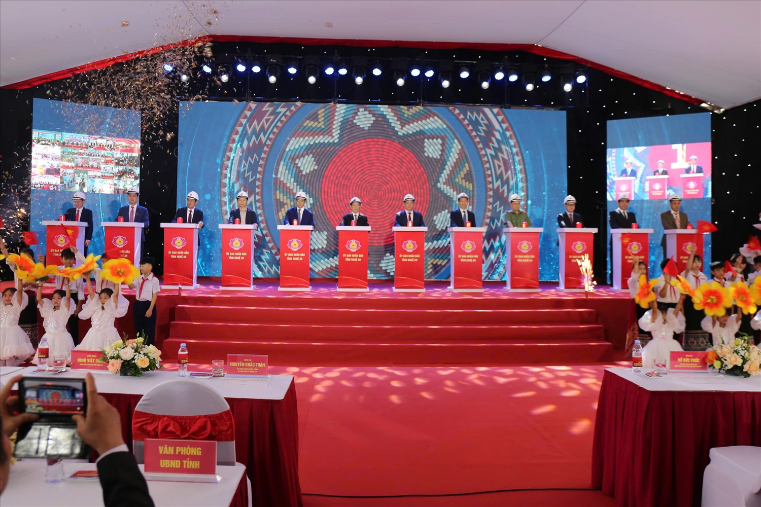 Phó Thủ tướng Chính phủ Hồ Đức Phớc dự Lễ Khởi công, động thổ Trường phổ thông nội trú tiểu học và trung học cơ sở Thông Thụ, xã Thông Thụ, tỉnh Nghệ An (Ảnh: Thanh Hải)