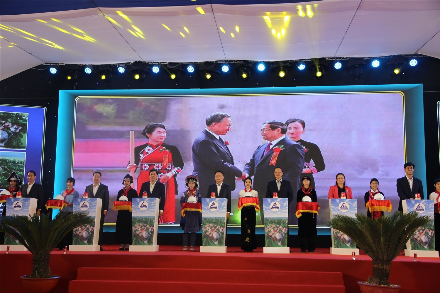 Phó Thủ tướng Lê Thành Long và các đại biểu thực hiện nghi thức khởi công công trình Trường phổ thông nội trú liên cấp TH và THCS Bản Lầu tại xã Bản Lầu, tỉnh Lào Cai (Ảnh Trọng Bảo)