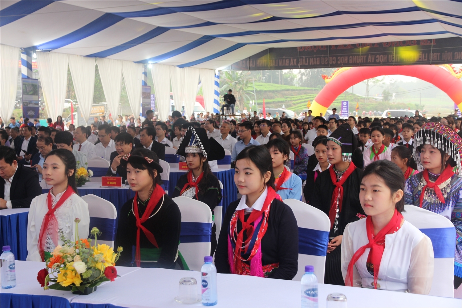 Các em học sinh tham dự lễ khởi công công trình Trường phổ thông nội trú liên cấp TH và THCS Bản Lầu tại xã Bản Lầu, tỉnh Lào Cai (Ảnh: Trọng Bảo)