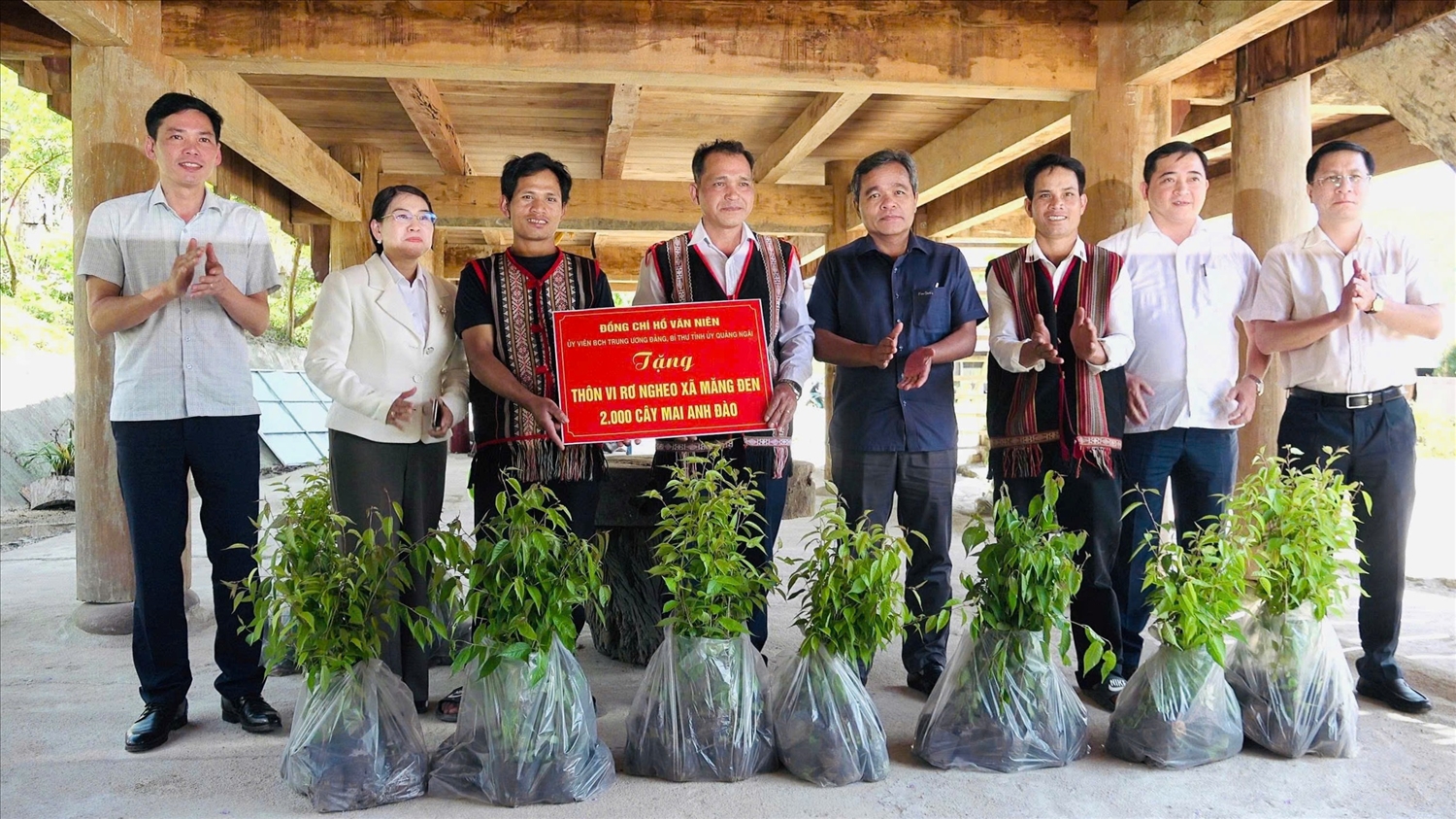 Bí thư Tỉnh ủy Quảng Ngãi Hồ Văn Niên (thứ 4 từ phải sang) tặng 2.000 cây hoa mai anh đào cho Làng du lịch cộng đồng Vi Rơ Ngheo