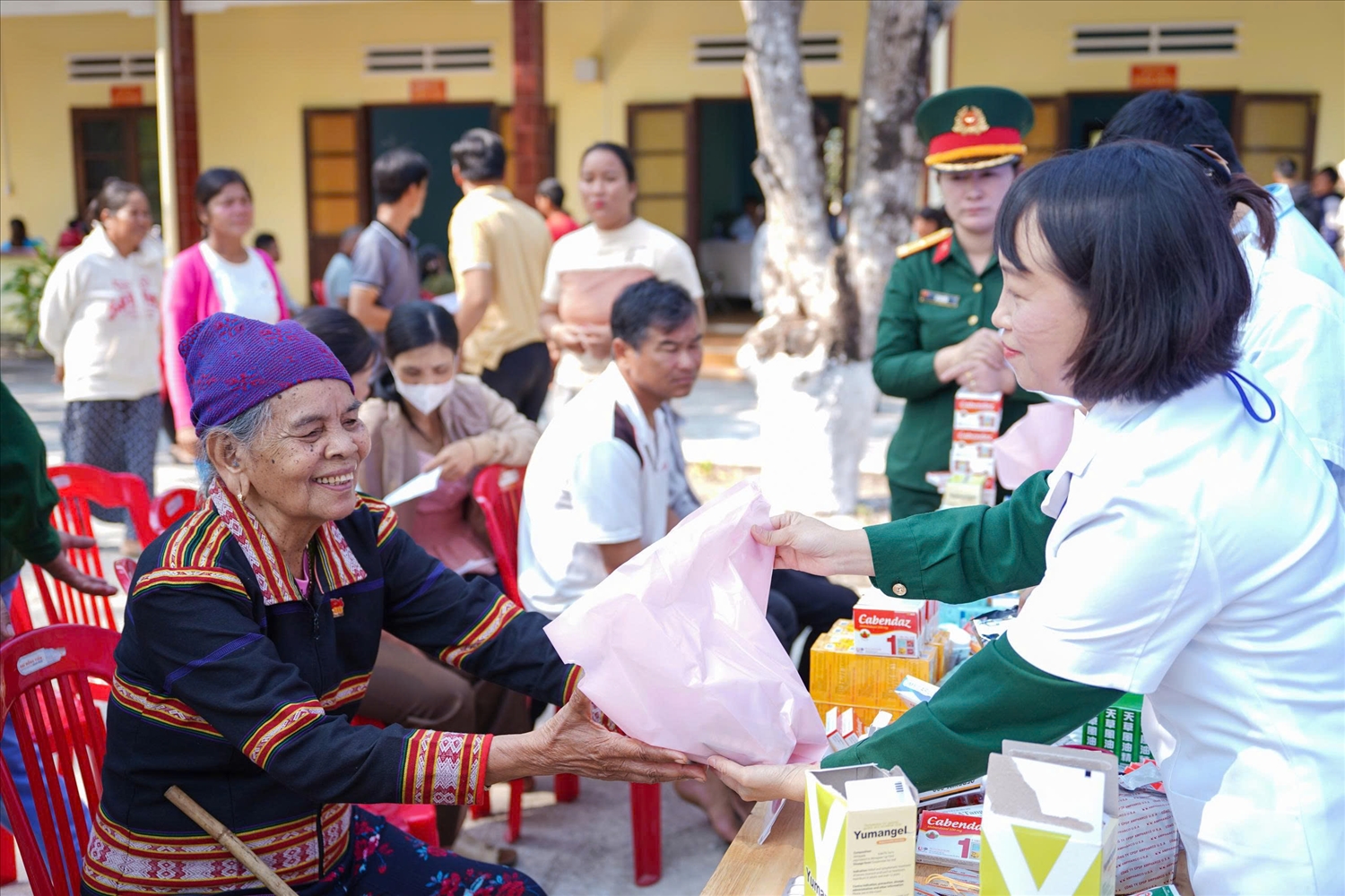 Y, bác sĩ phát thuốc, dặn dò, hướng dẫn người dân cách chăm sóc sức khỏe, phòng tránh bệnh 