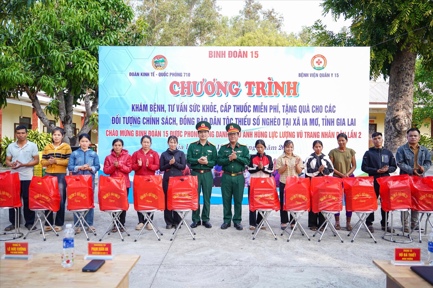 Lãnh đạo Đoàn Kinh tế - Quốc phòng 710 đã trao quà cho các gia đình chính sách, hộ nghèo đồng bào DTTS 