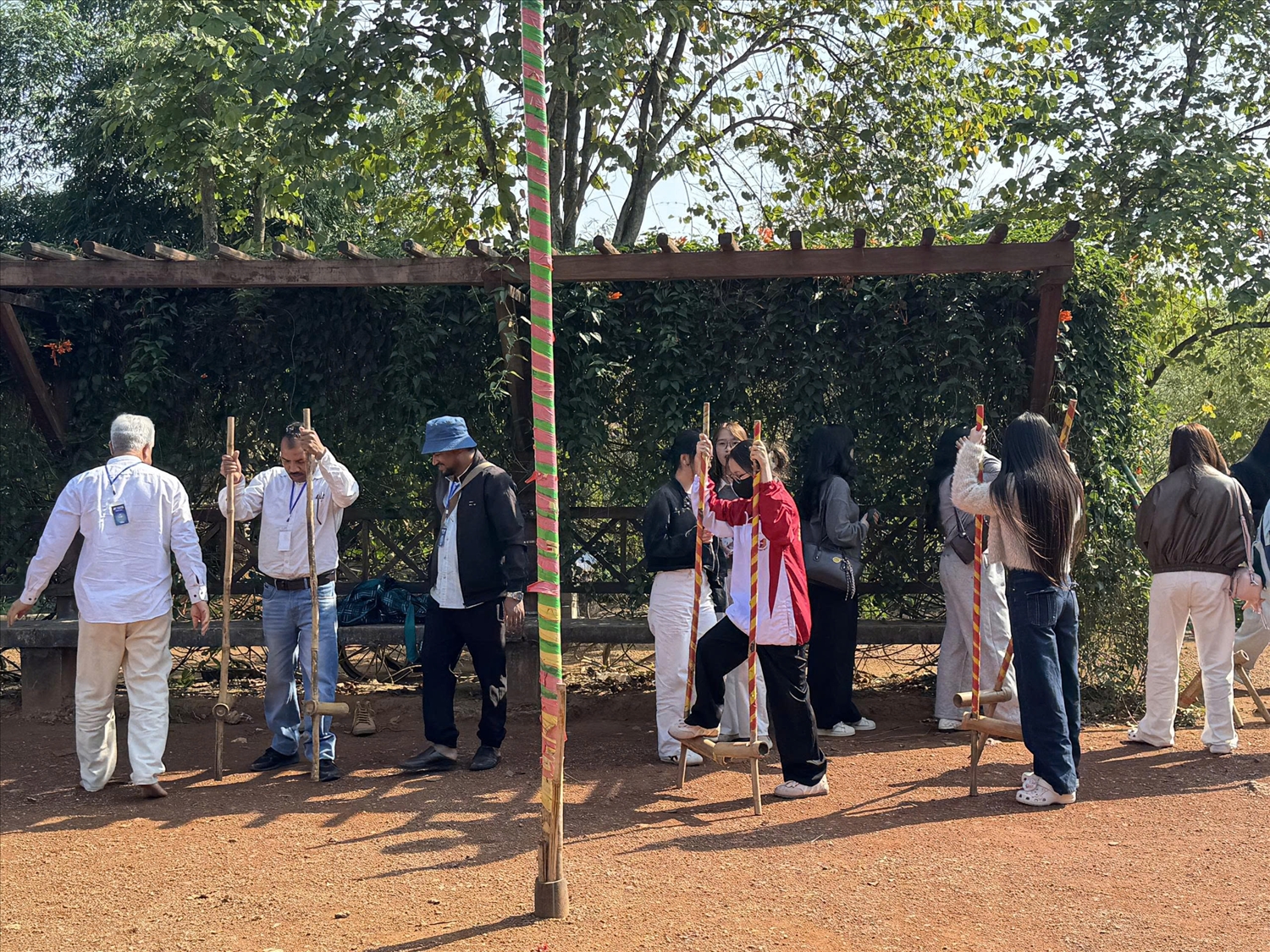 Du khách quốc tế trải nghiệm đi cà kheo tại Làng Văn hoá - Du lịch các dân tộc