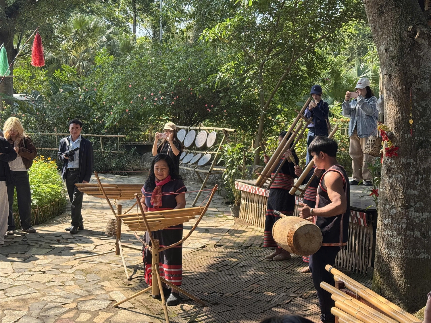 Nghệ nhân Y Sinh cùng những người Xơ Đăng biểu diễn nhạc cụ dân tộc