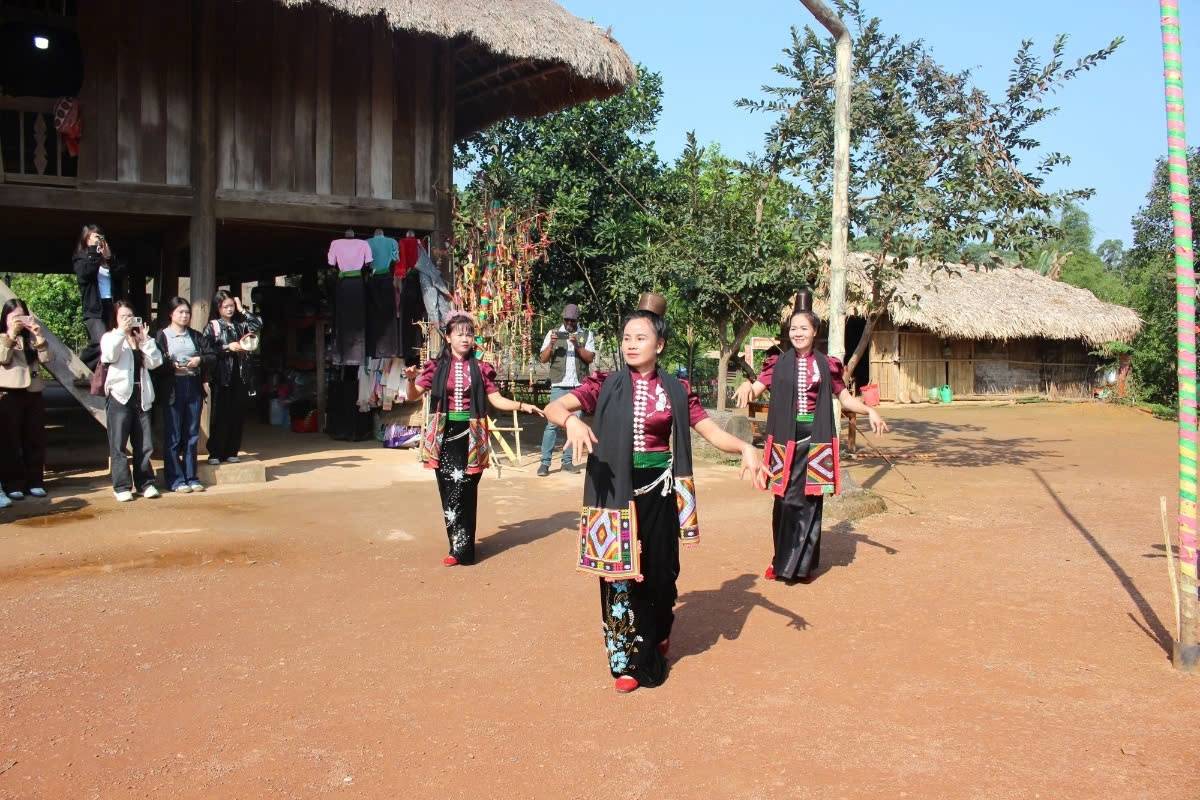 Người dân tộc Thái (đến từ Sơn La) biểu diễn các tiết mục cổ truyền. Ảnh: Chu Khôi.