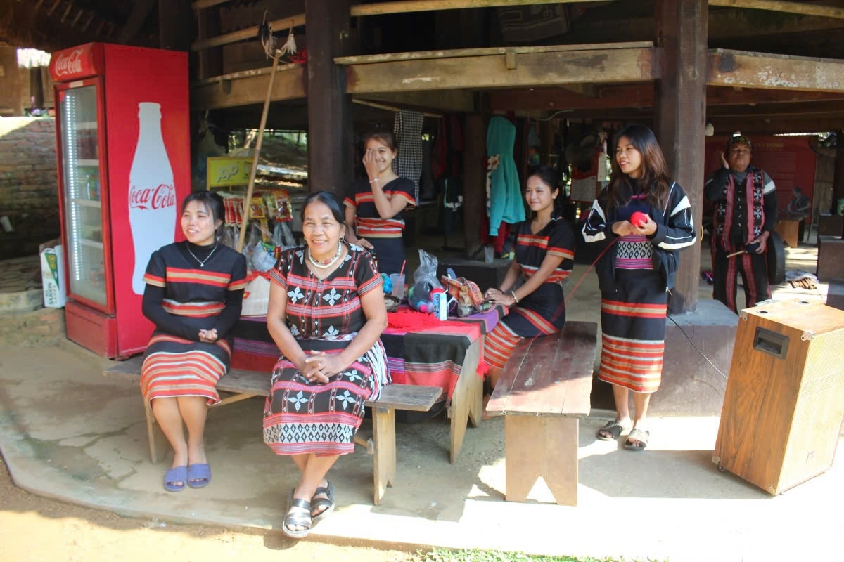 Những người Tà Ôi sống tại Làng Văn hoá - Du lịch các dân tộc Việt Nam. Ảnh: Chu Khôi.