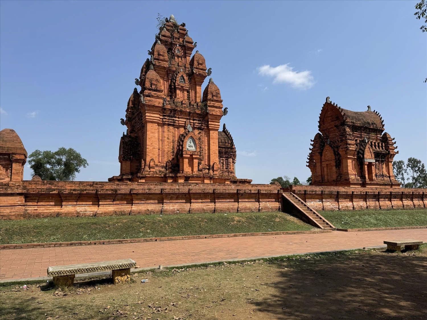 Quần thể tháp Chăm ở Làng Văn hoá - Du lịch các dân tộc