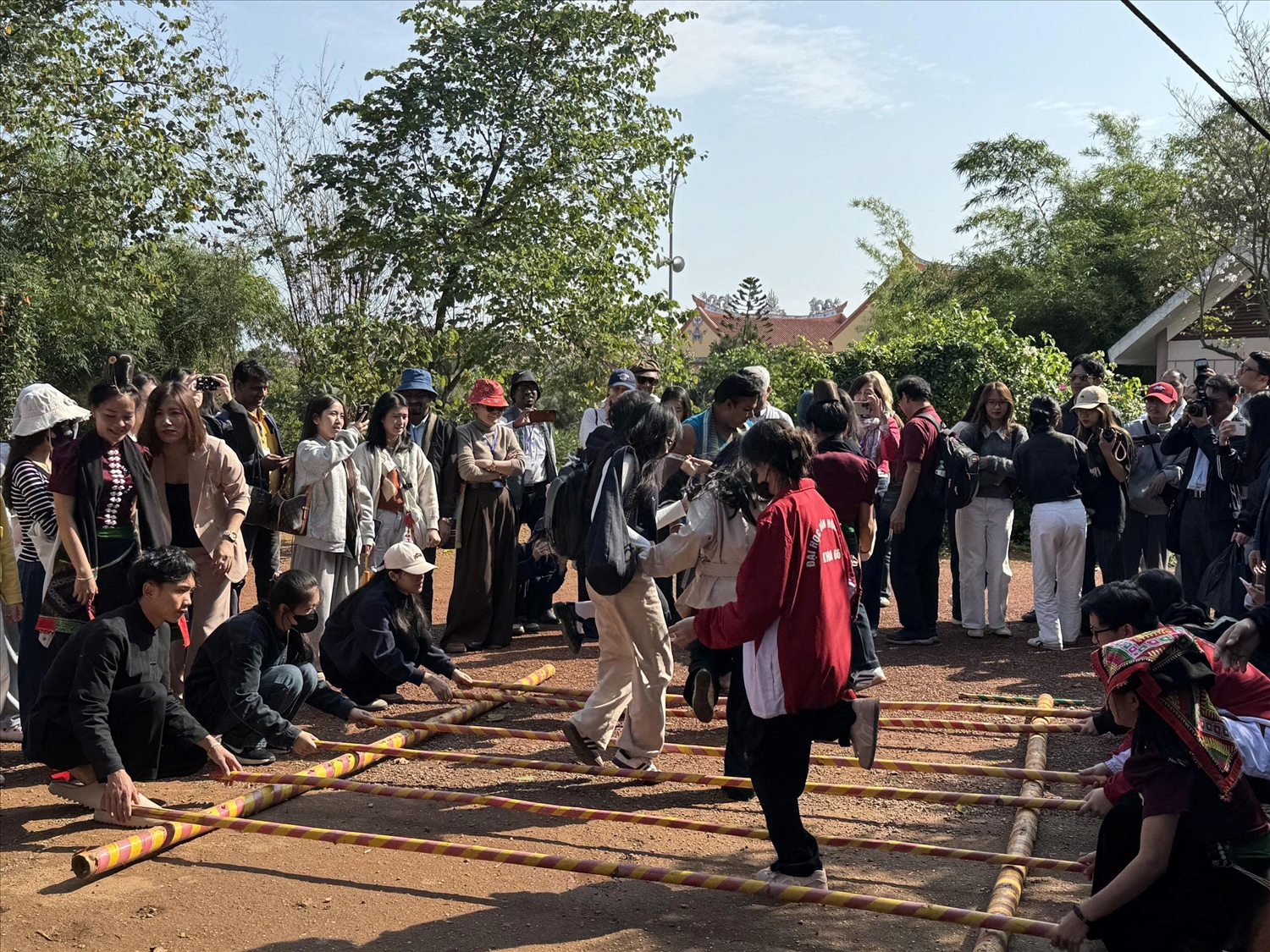 Học sinh, sinh viên được trải nghiệm nhảy sạp tại Làng Văn hoá - Du lịch các dân tộc