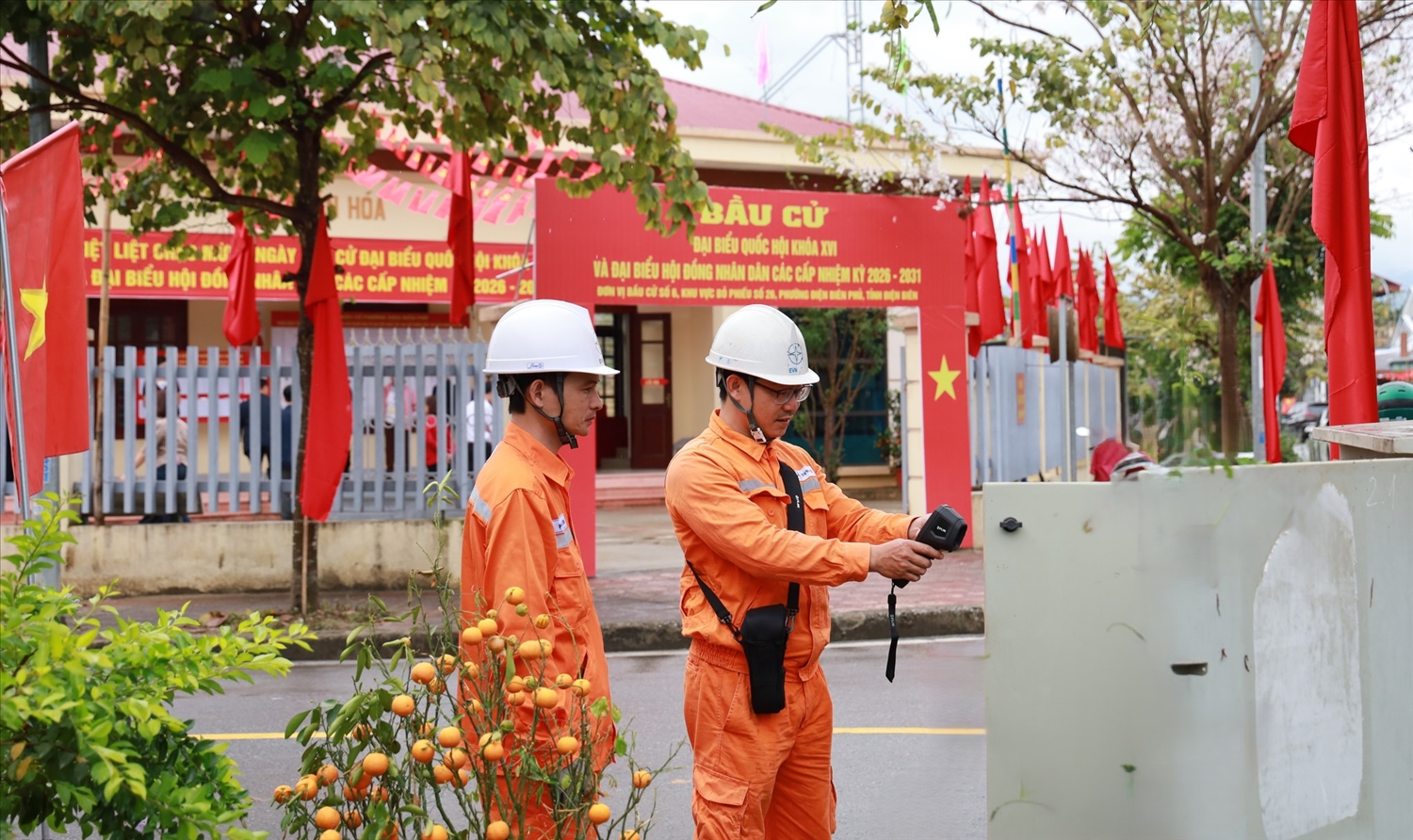 Các đơn vị bố trí lực lượng ứng trực đảm bảo cung cấp điện tại các điểm diễn ra bầu cử