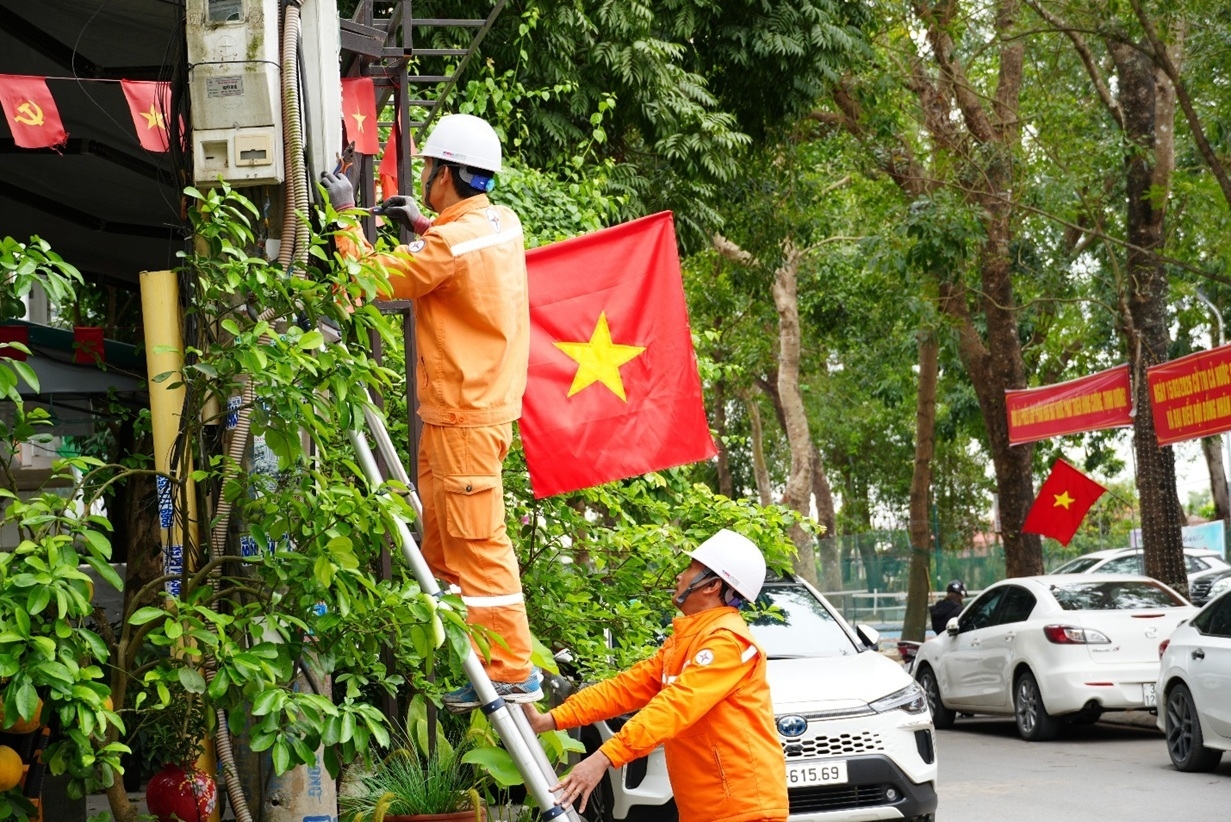 Các đơn vị bố trí lực lượng ứng trực đảm bảo cung cấp điện tại các điểm diễn ra bầu cử1