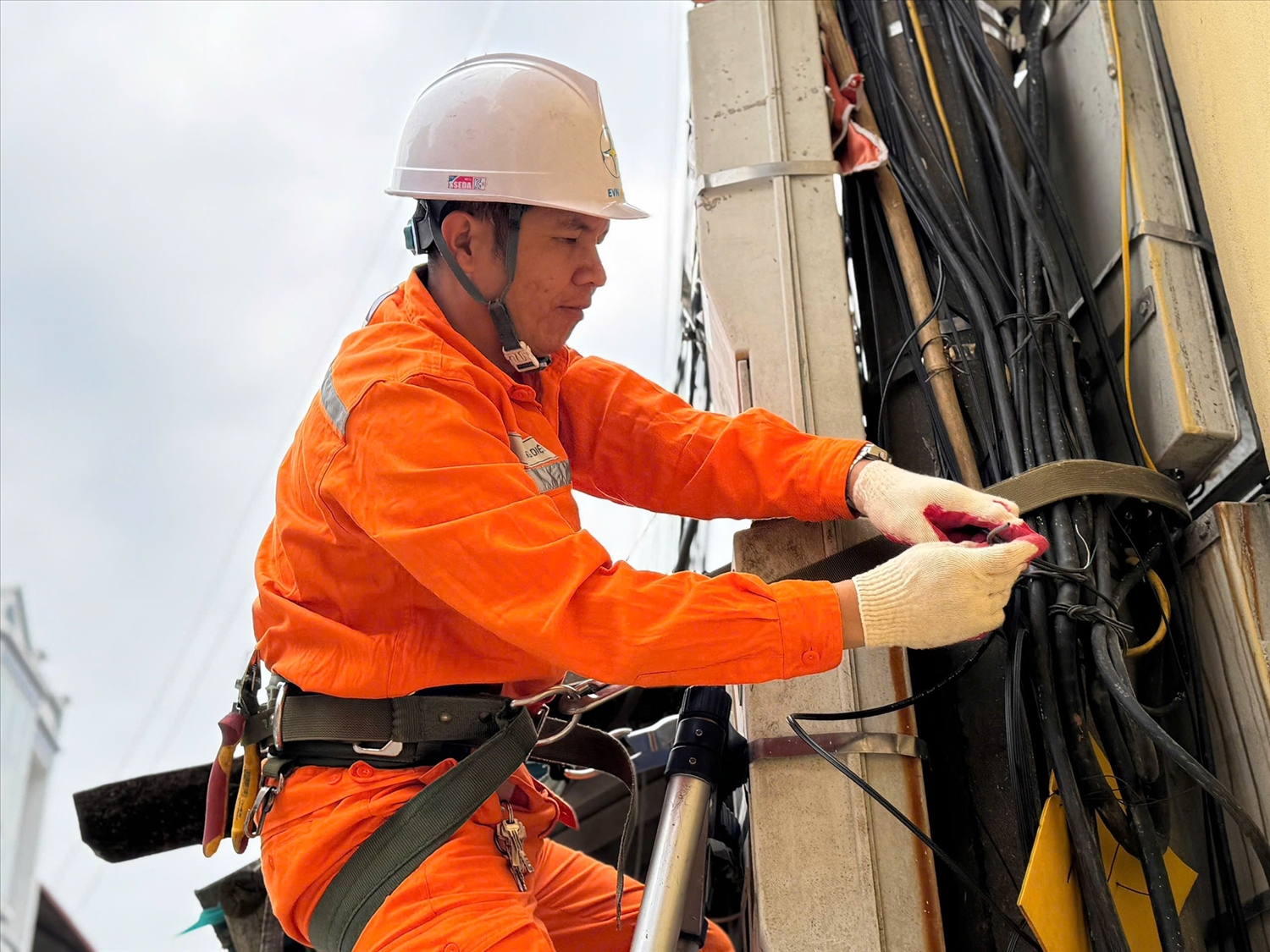 Nhân viên CTĐL Lạng Sơn kiểm tra dây sau công tơ, chỉnh trang dây cáp điện đảm bảo cấp điện phục vụ bầu cử